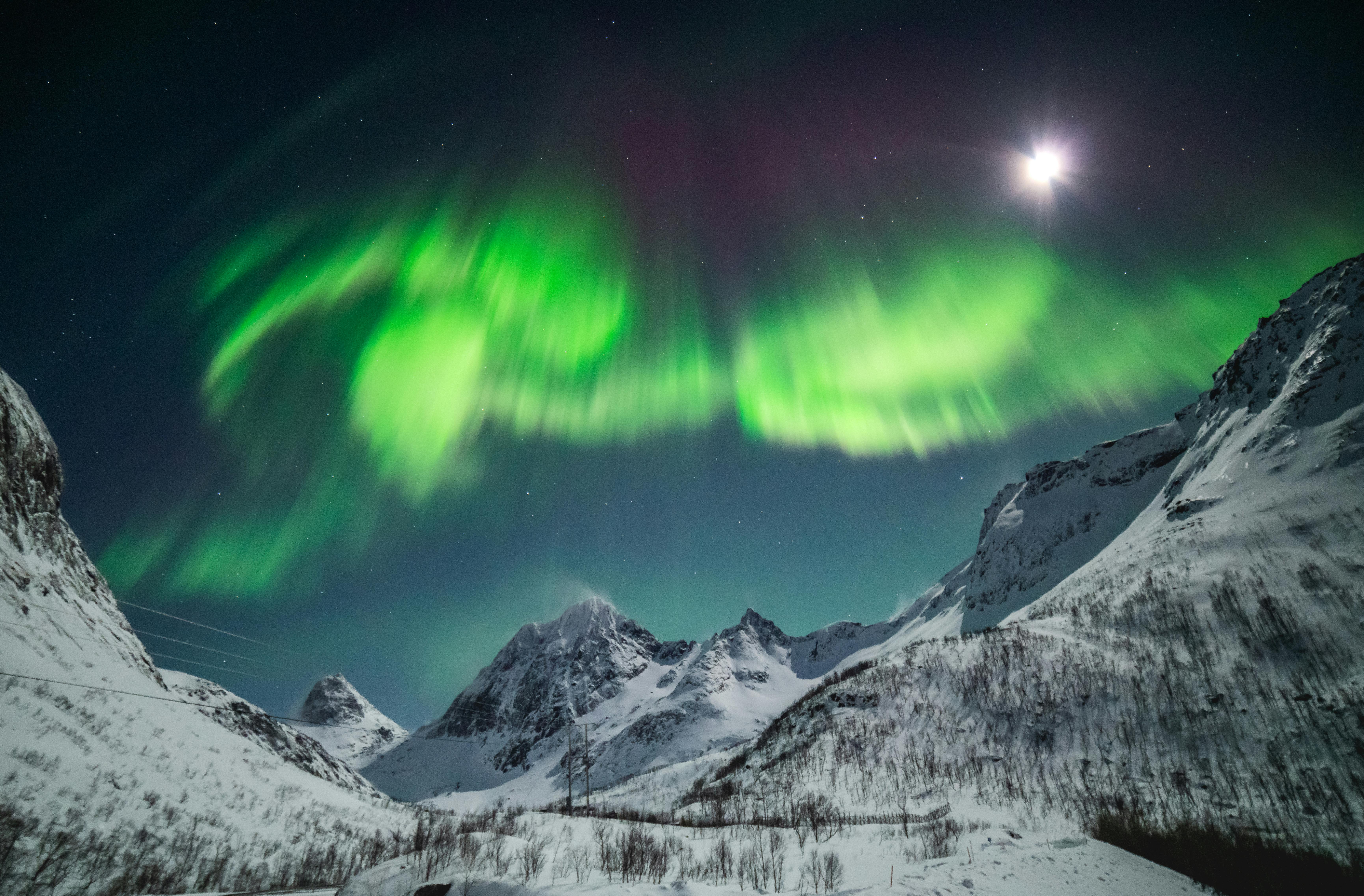 Nordlys på himmelen over fjell på vinteren.